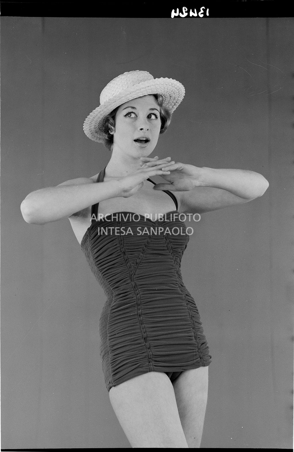 Indossatrice con costume intero e cappello di paglia<br>13424