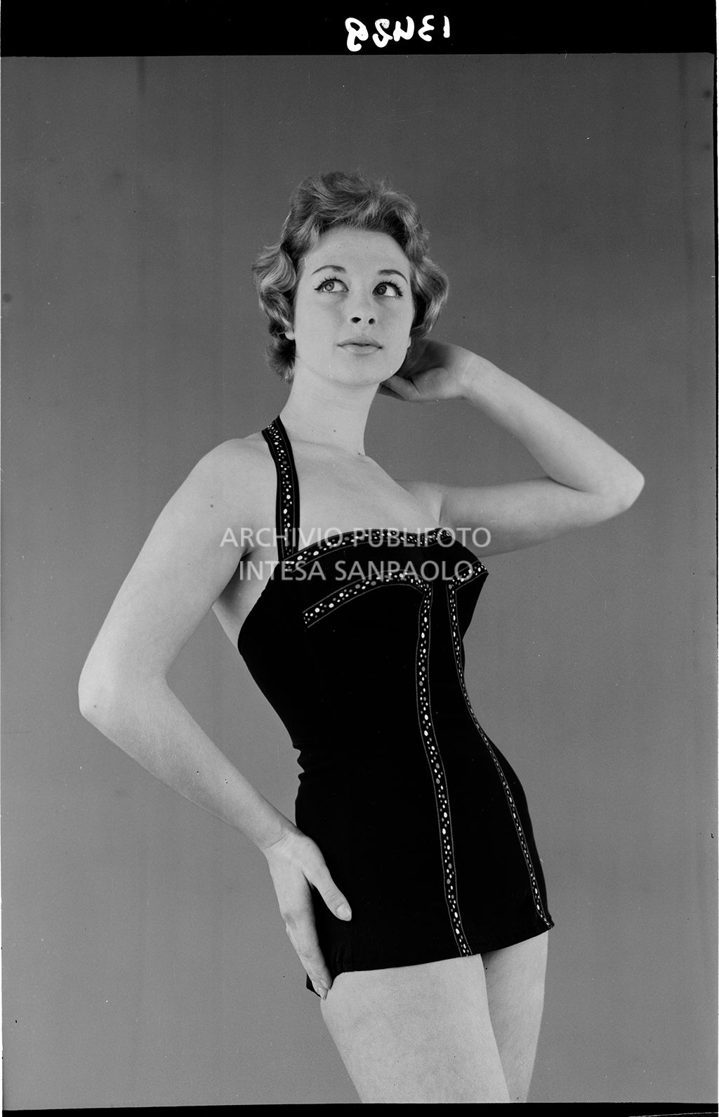 Indossatrice con costume intero<br>13429