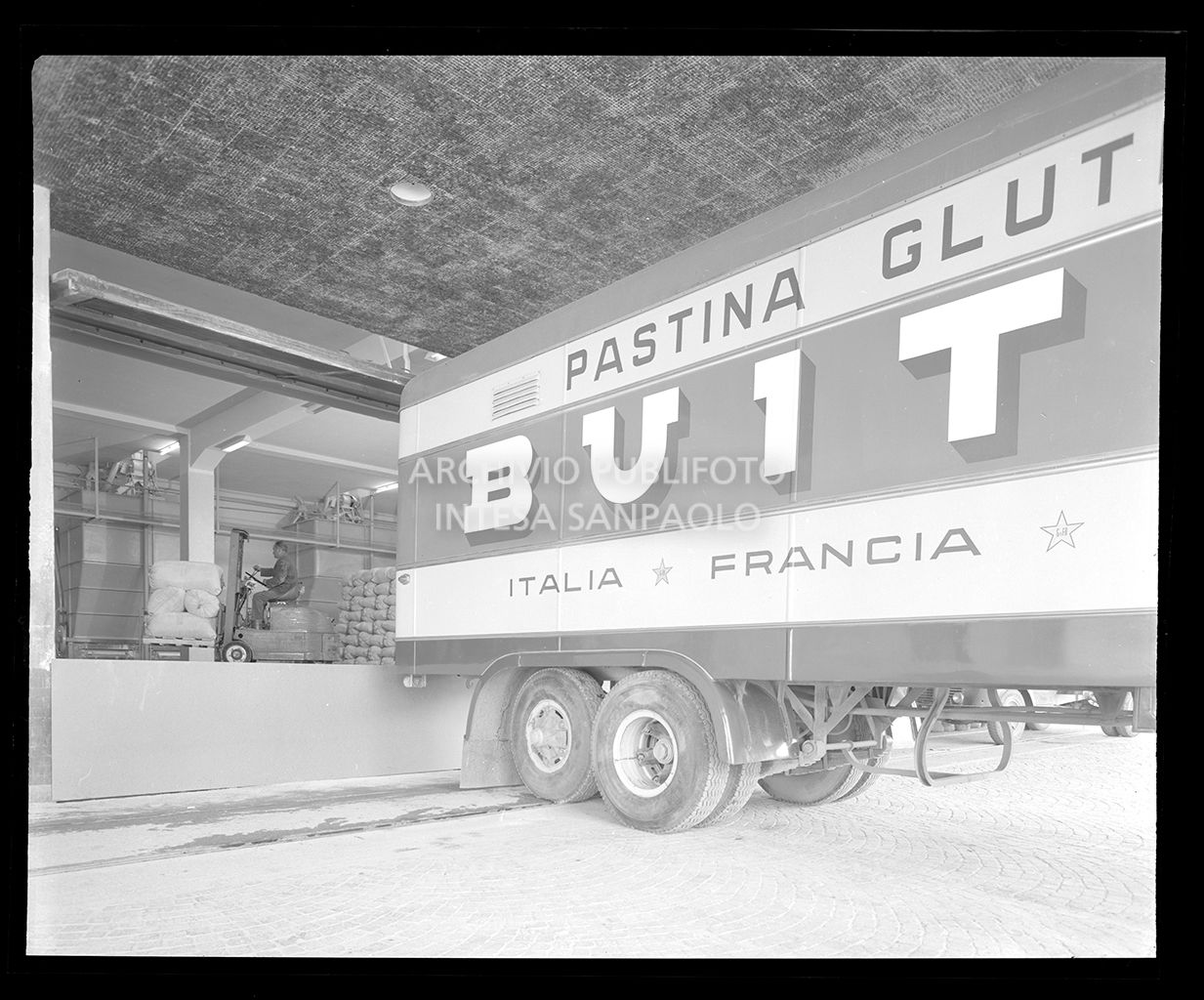 Camion che scarica / carica prodotti dal magazzino<br>17358