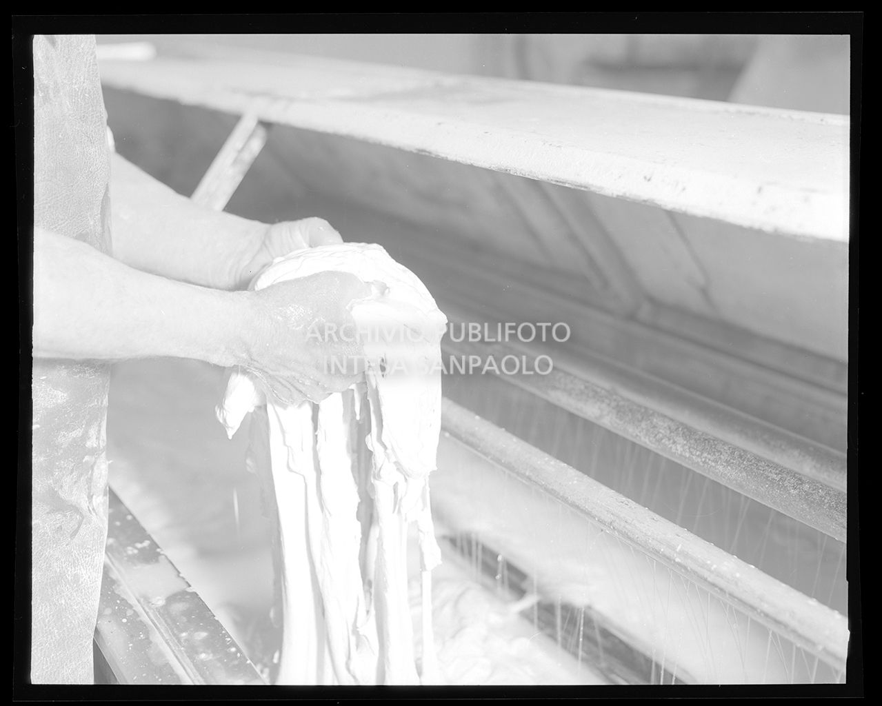 Dettaglio delle mani di un uomo al lavoro<br>17364