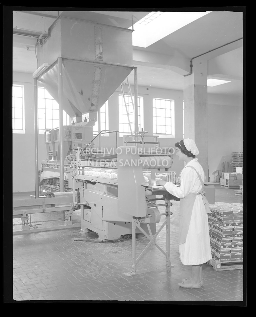 Donna al lavoro nella produzione del "Minus Amid"<br>17366