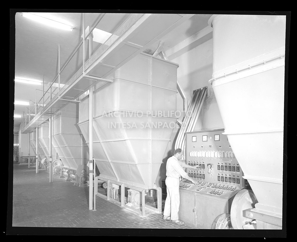 Macchinari e lavoratore<br>17393