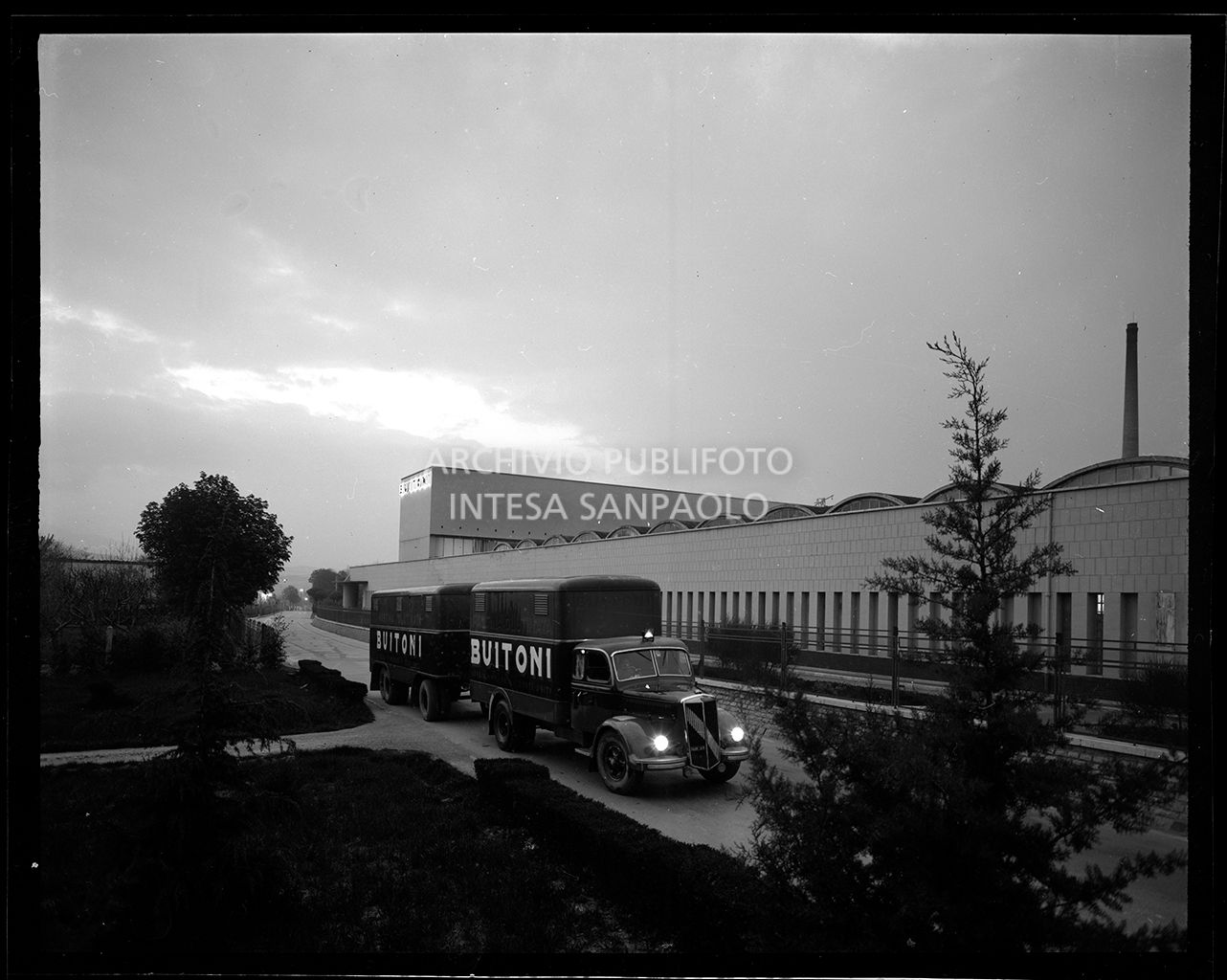 Veduta esterna e camion<br>17407