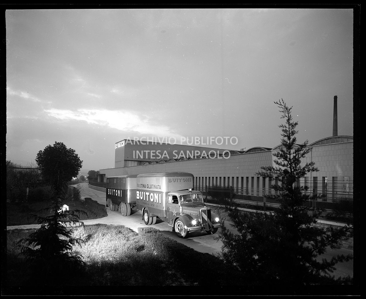 Veduta esterna e camion, simile allo scatto 17407<br>17421