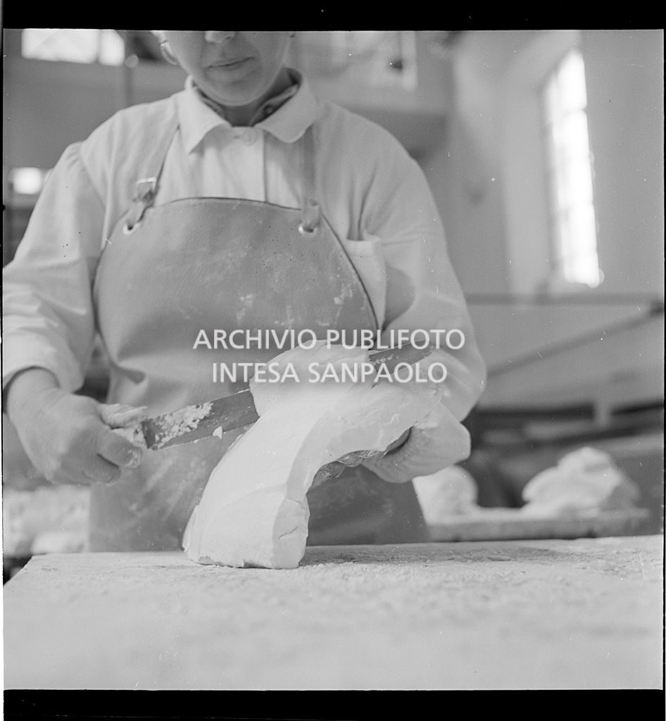 Dettaglio delle mani di una donna al lavoro<br>17468