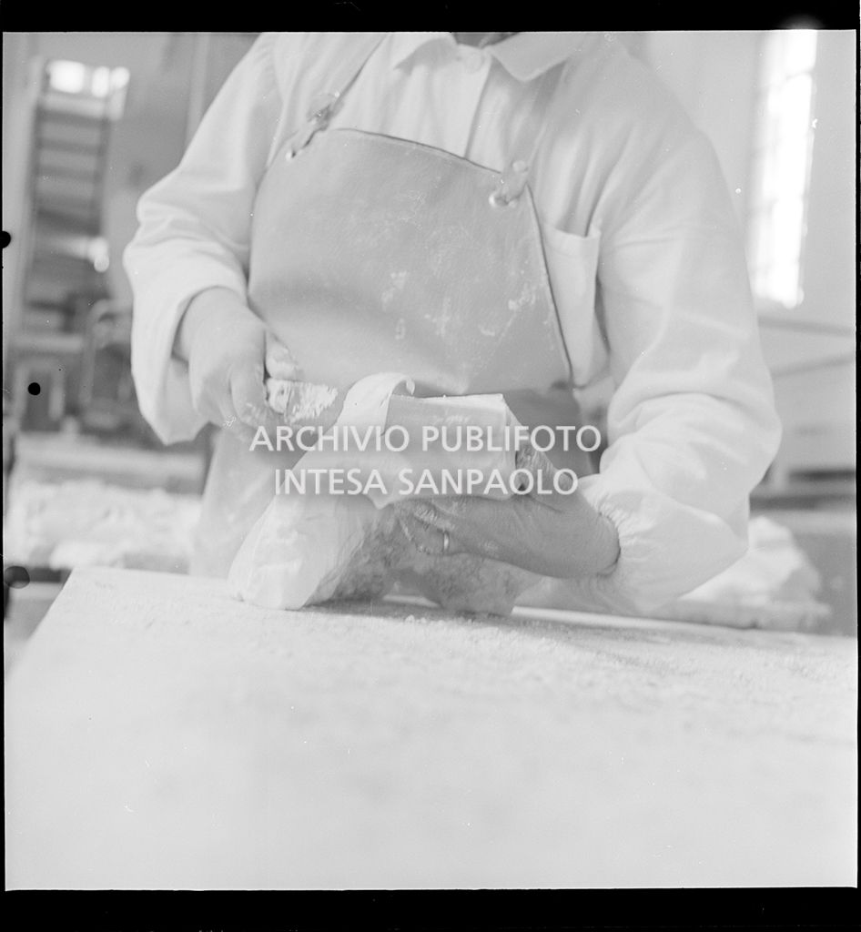 Dettaglio delle mani di una donna al lavoro<br>17469