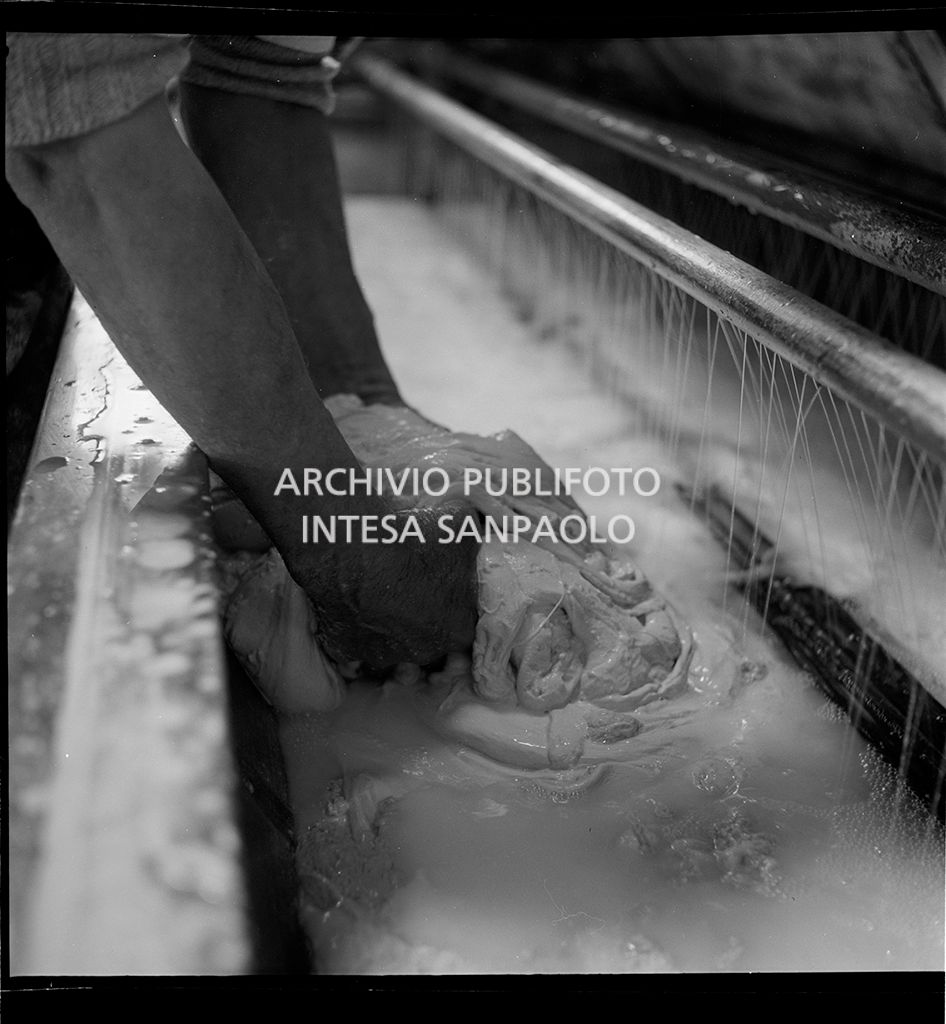 Dettaglio delle mani di un uomo al lavoro<br>17470