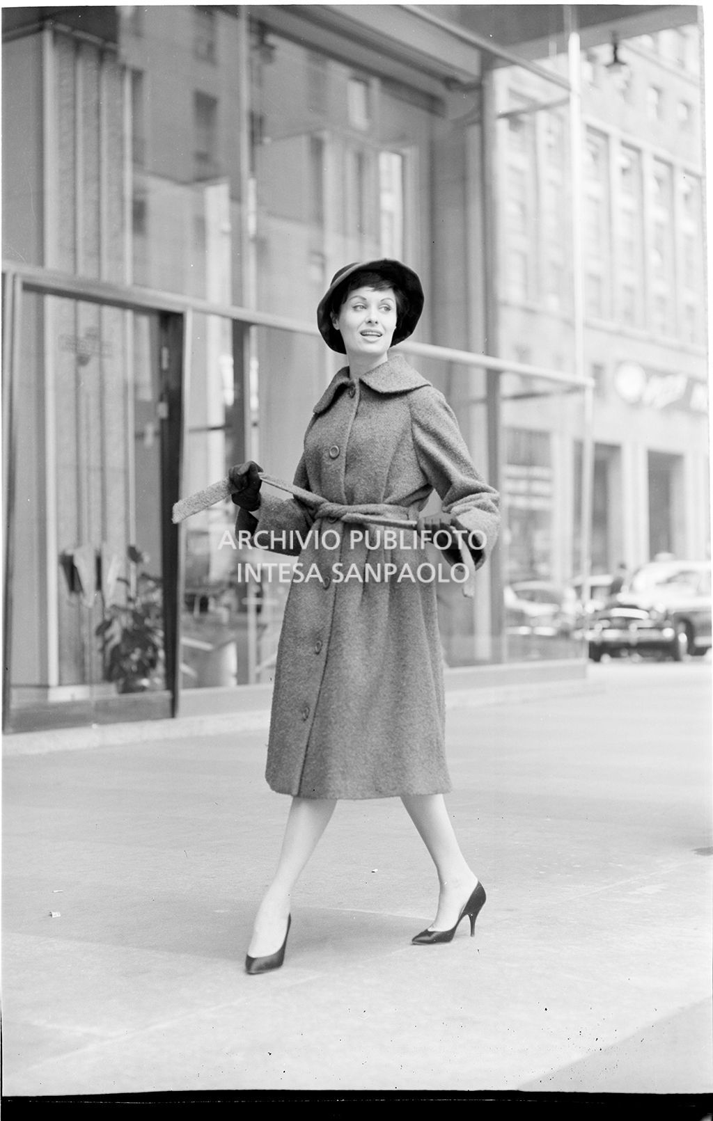 Indossatrice con cappotto, guanti e cappello per strada<br>18524