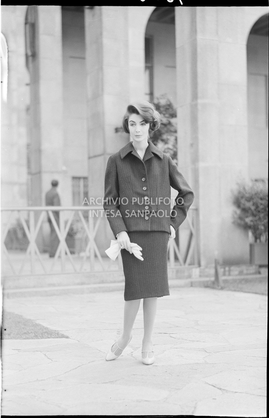 Indossatrice con tailleur e guanti per strada<br>18582