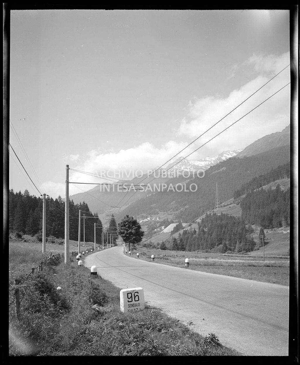 Nello scatto si vede una pietra miliare con la scritta: "96 Sondalo Km 12,2"<br>19295