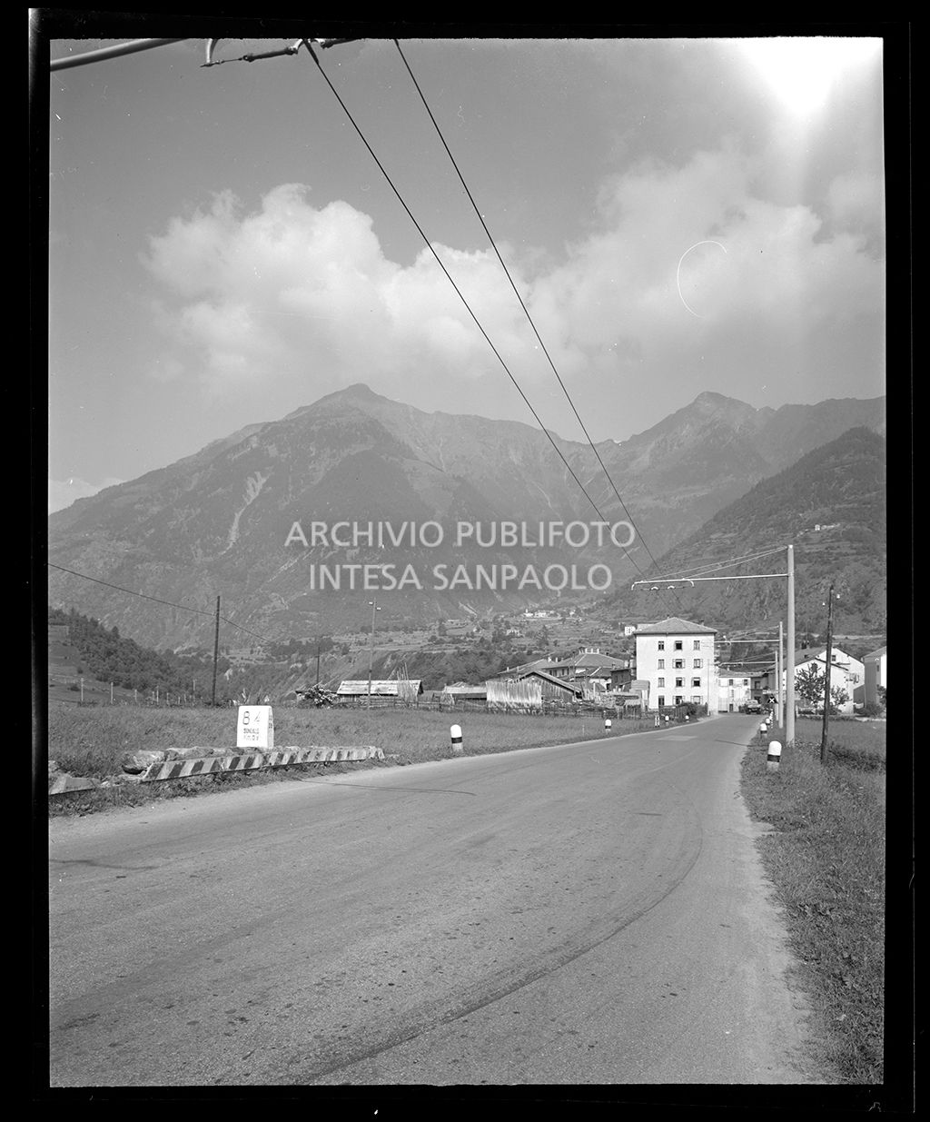 Nello scatto si vede una pietra miliare con la scritta: "84 Sondalo Km 0,2"<br>19296
