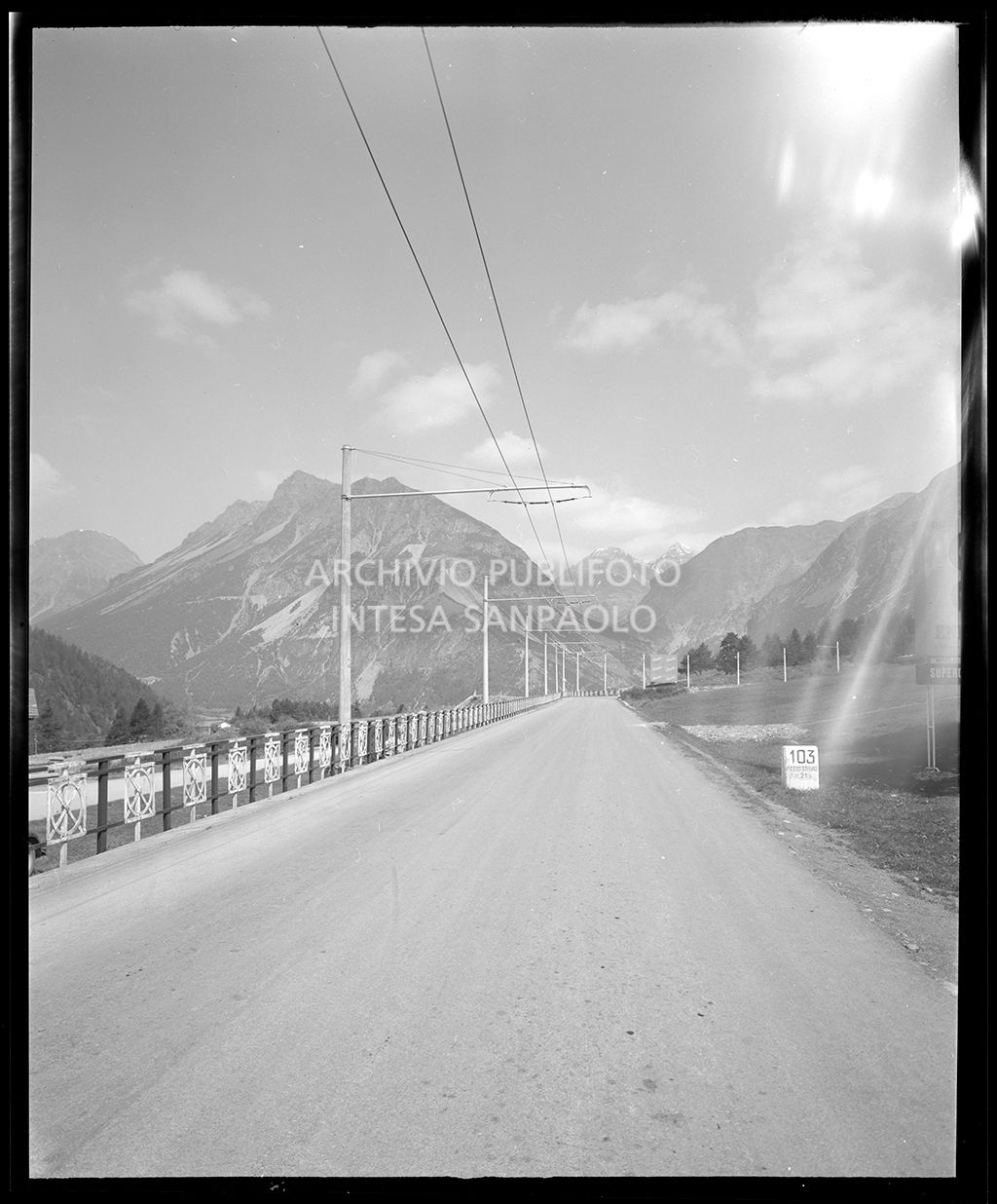 Nello scatto si vede una pietra miliare con la scritta: "103 Passo Stelvio Km 21,3"<br>19297