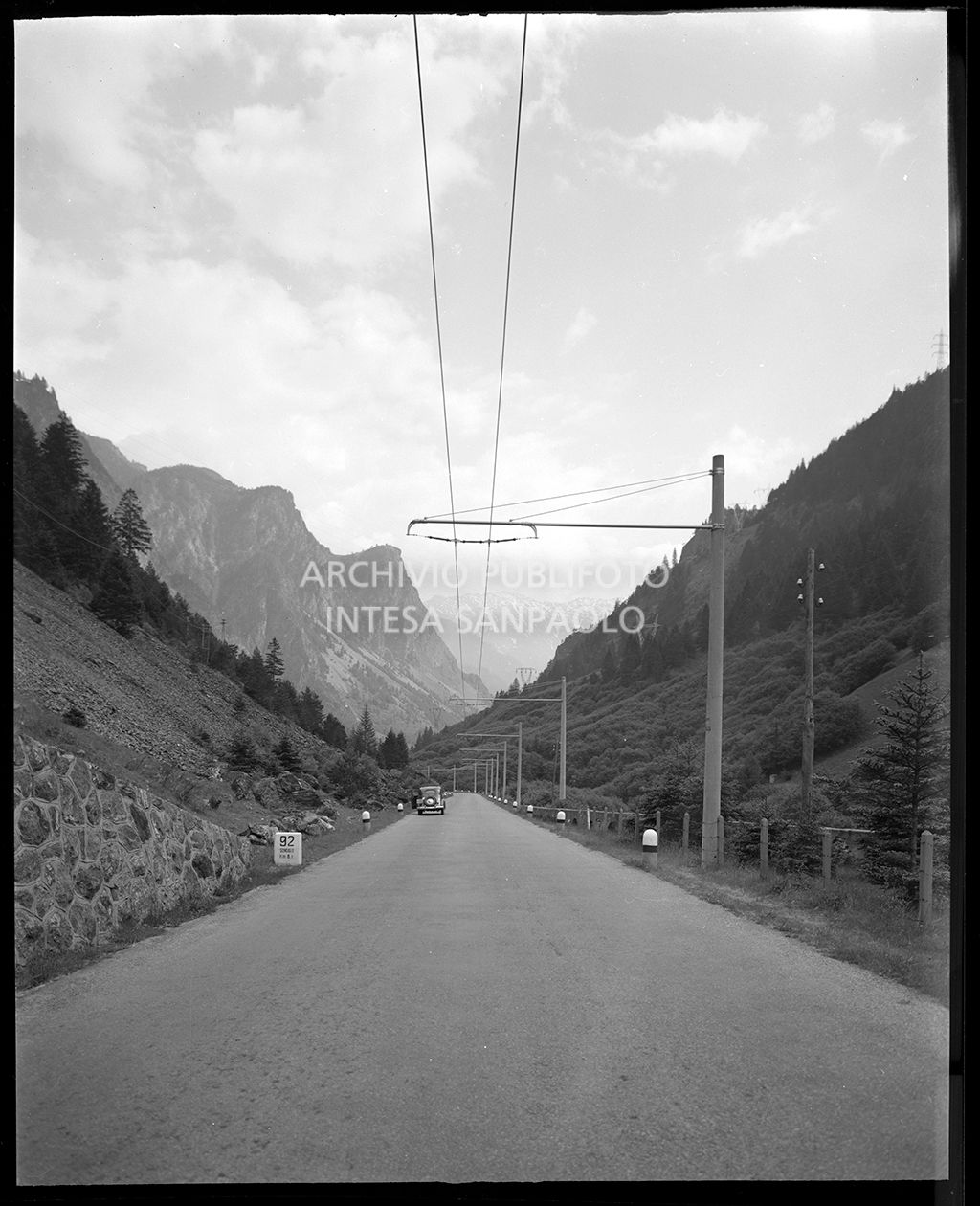 Nello scatto si vede una pietra miliare con la scritta: "192 Sondalo Km 8,2"<br>19301