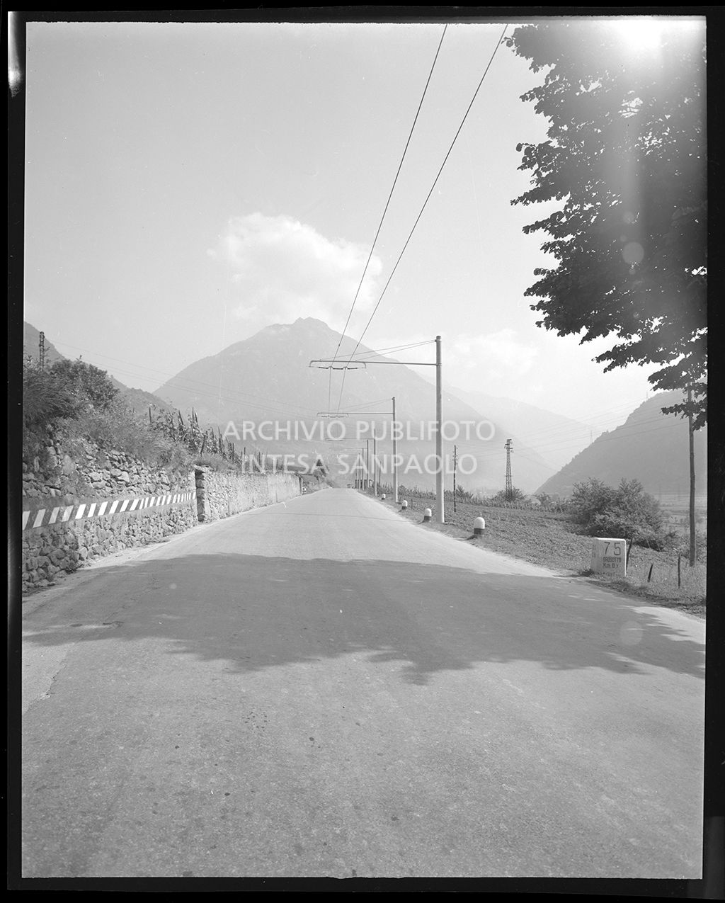 Nello scatto si vede una pietra miliare con la scritta: "75 Grosotto Km 0,7"<br>19302