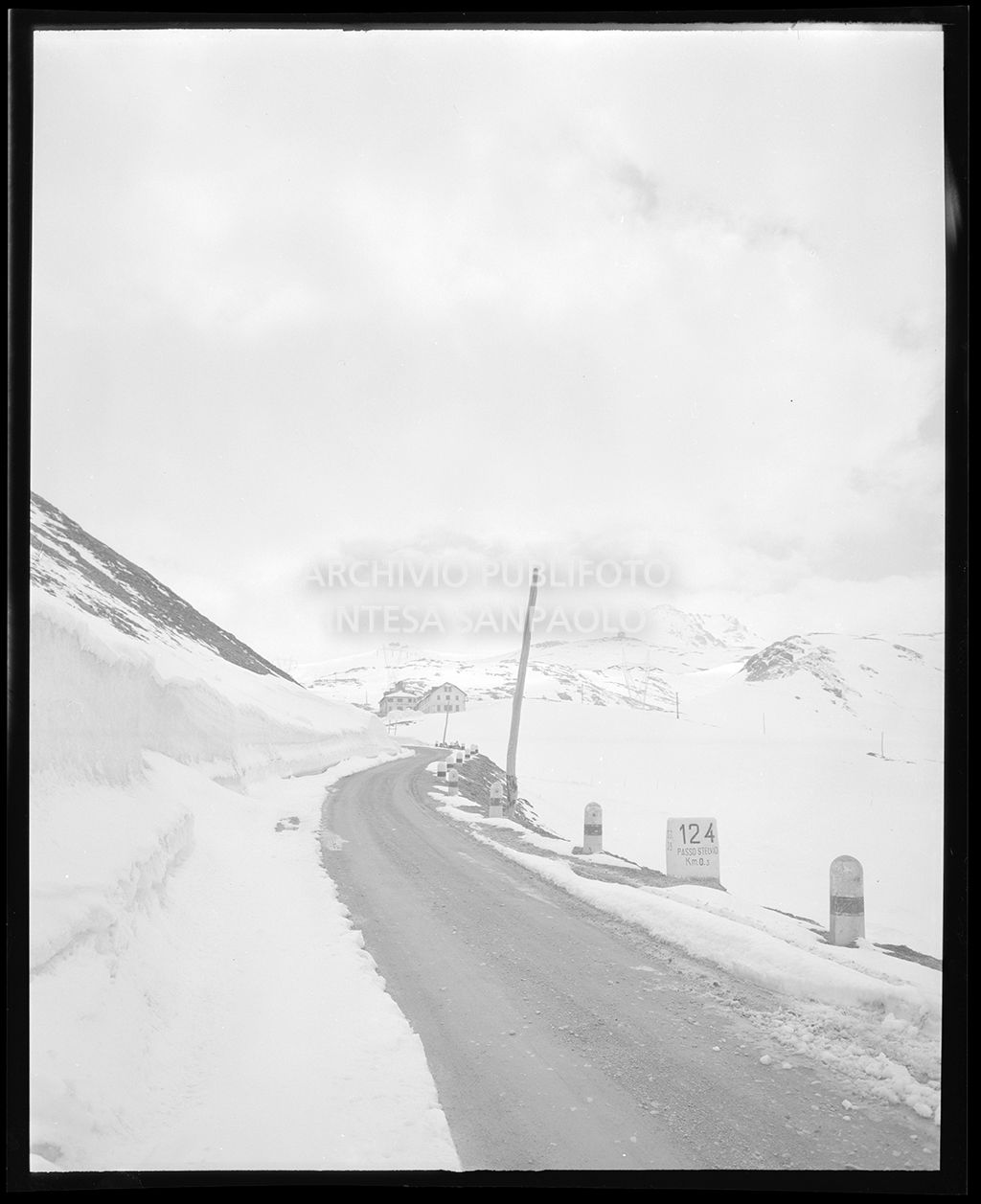 Nello scatto si vede una pietra miliare con la scritta: "124 Passo Stelvio Km 0,3"<br>19311