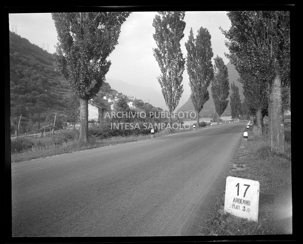 Nello scatto si vede una pietra miliare con la scritta: "17 Ardenno Km 3,0"<br>19314