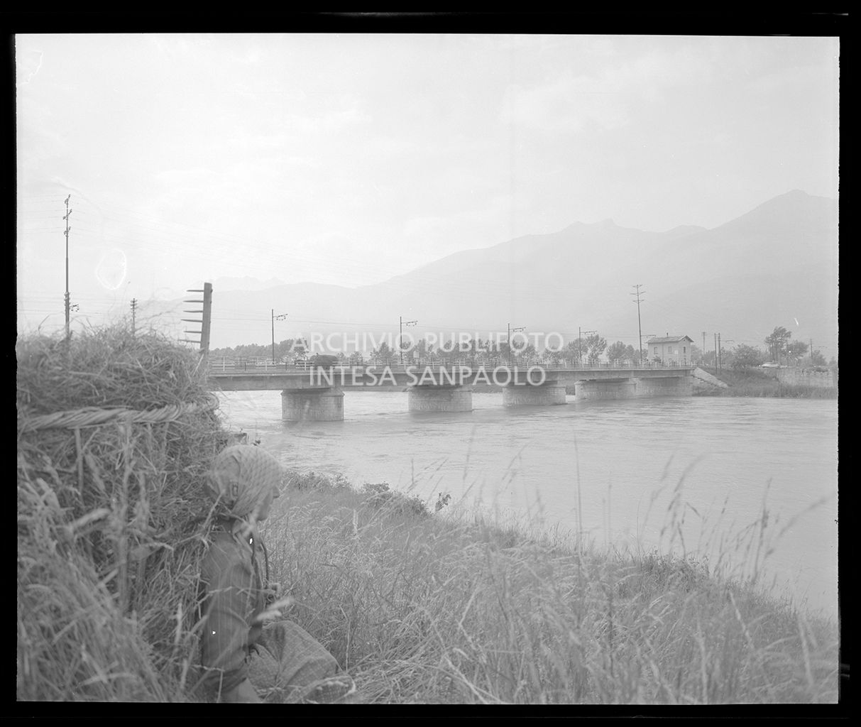 Stesso ponte degli scatti 19305, 19308, 19315, 19317, 19319 ma con una donna seduta sull'argine<br>19316