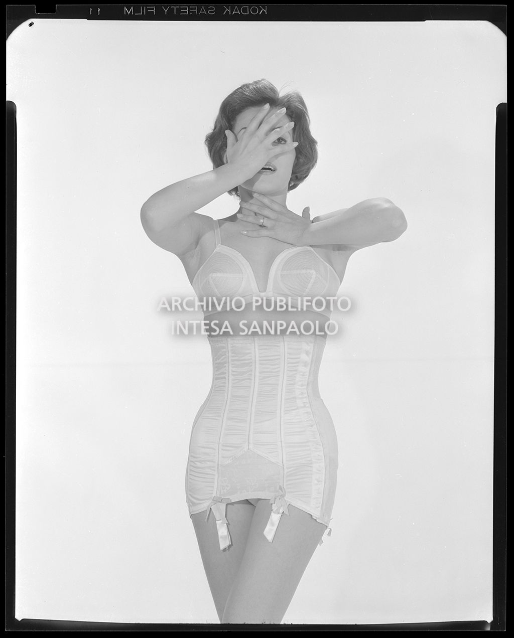 Indossatrice con reggiseno e busto con reggicalze<br>19482