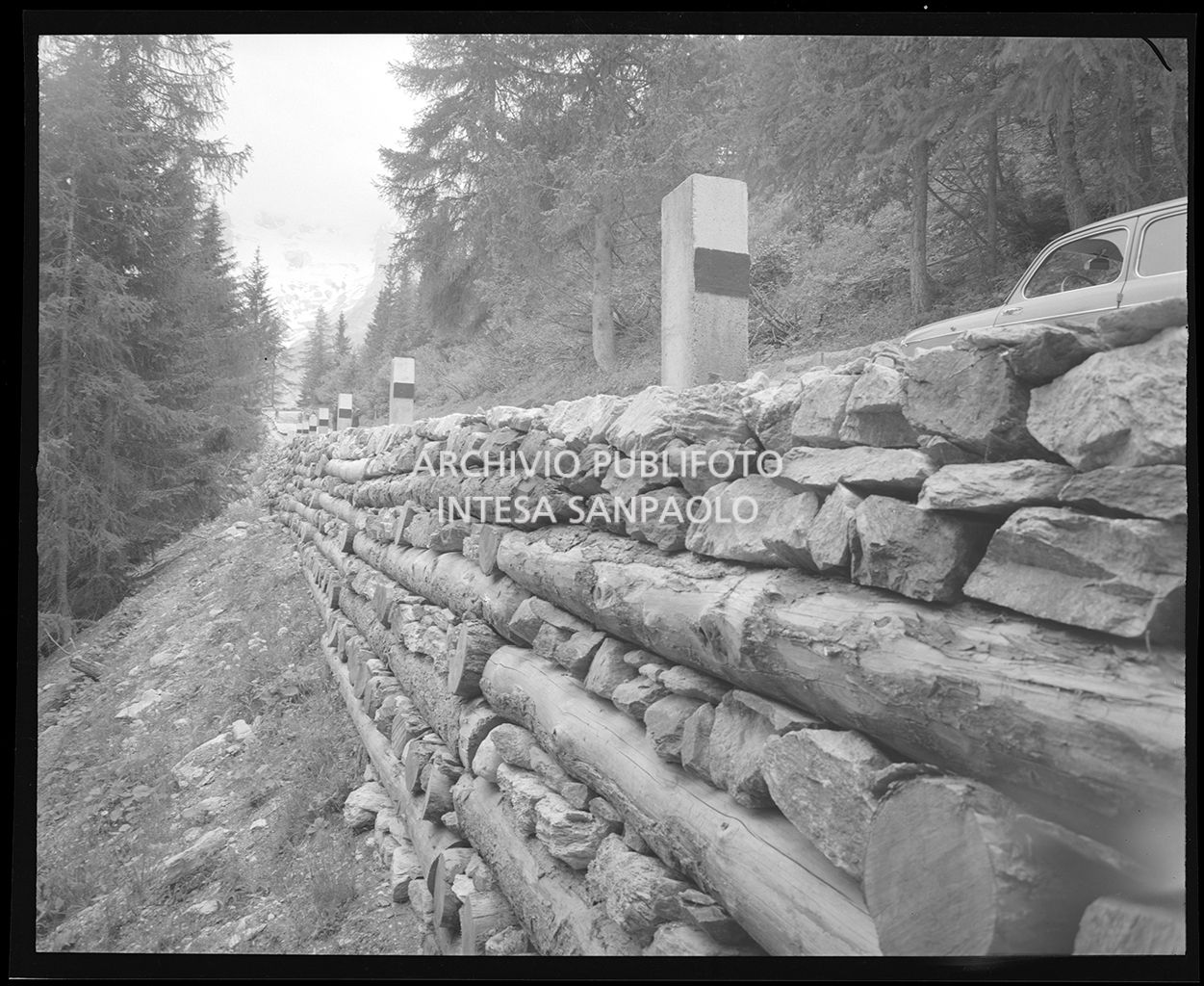 Muro di contenimento della strada<br>19569