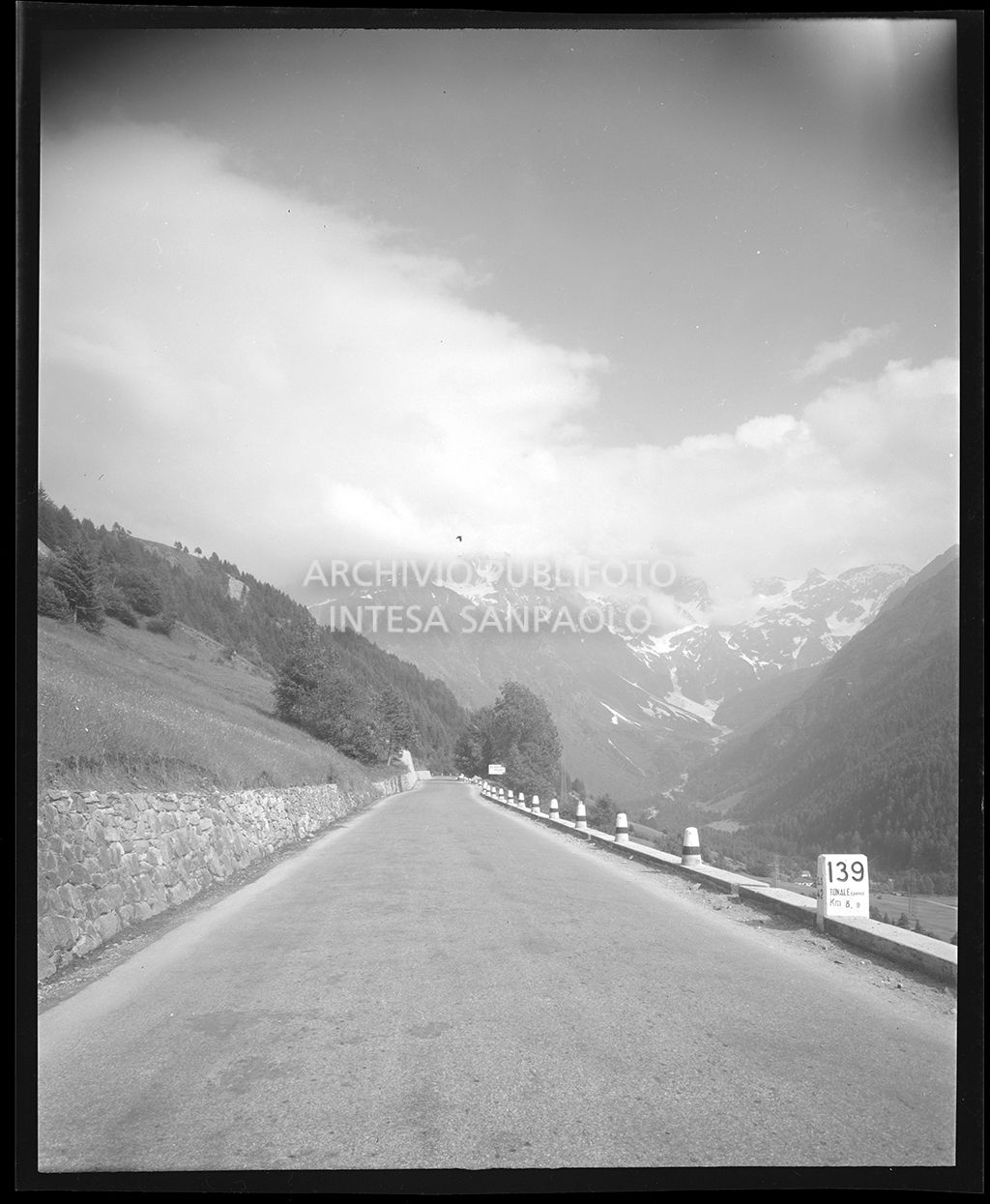 Nello scatto si vede una pietra miliare con la scritta: "139 Tonale (passo) Km 8,9"<br>19581