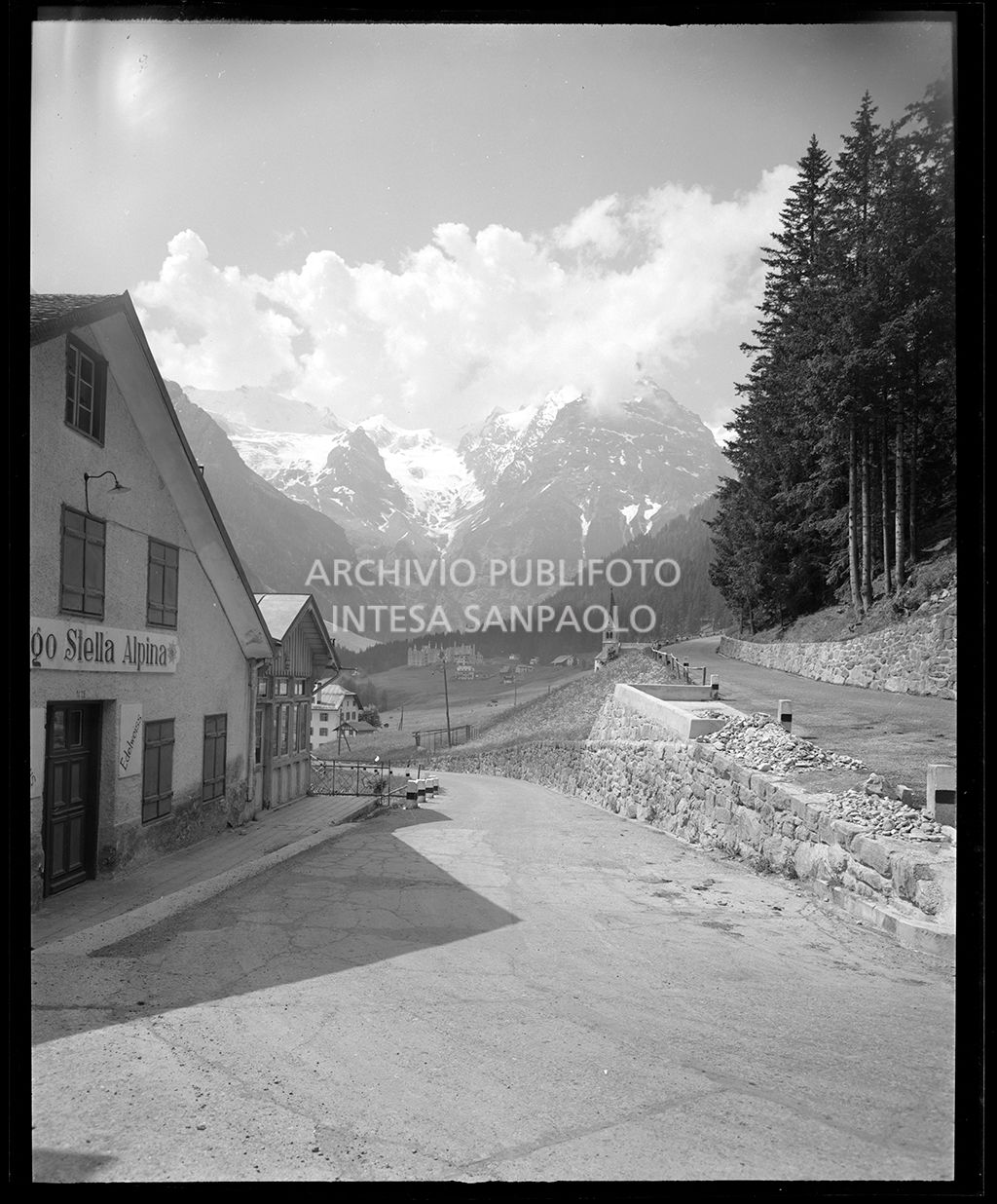 Visibile parte dell'Albergo Stella Alpina, simile allo scatto 19607<br>19582