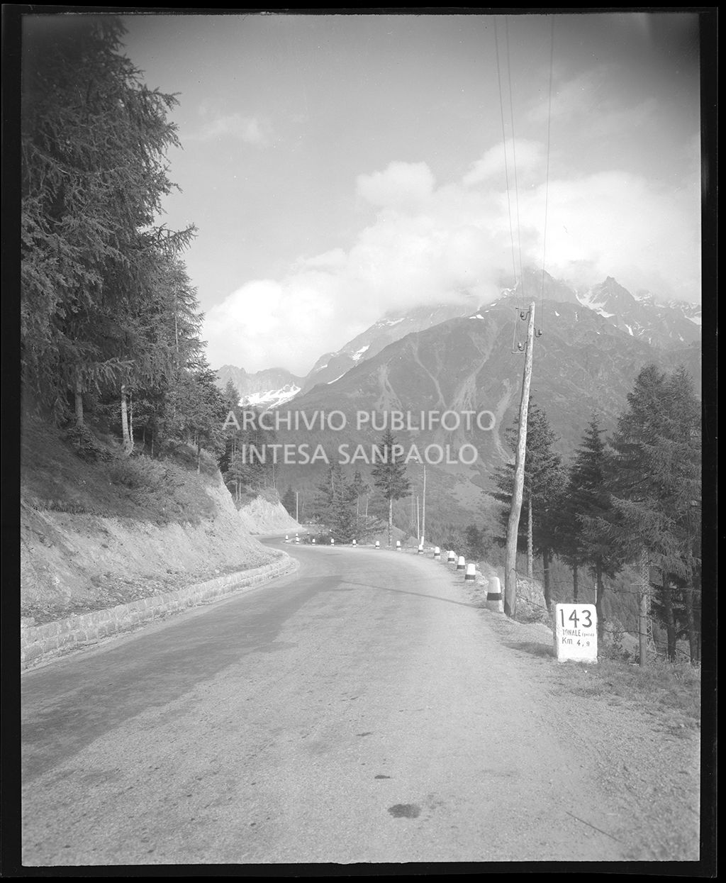 Nello scatto si vede una pietra miliare con la scritta: "143 Tonale (passo) Km 4,9"<br>19584