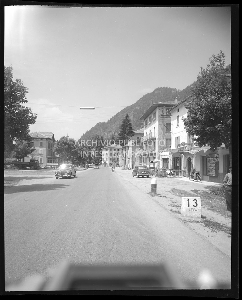 Nello scatto si vede una pietra miliare con la scritta: "13 Aprica"<br>19594