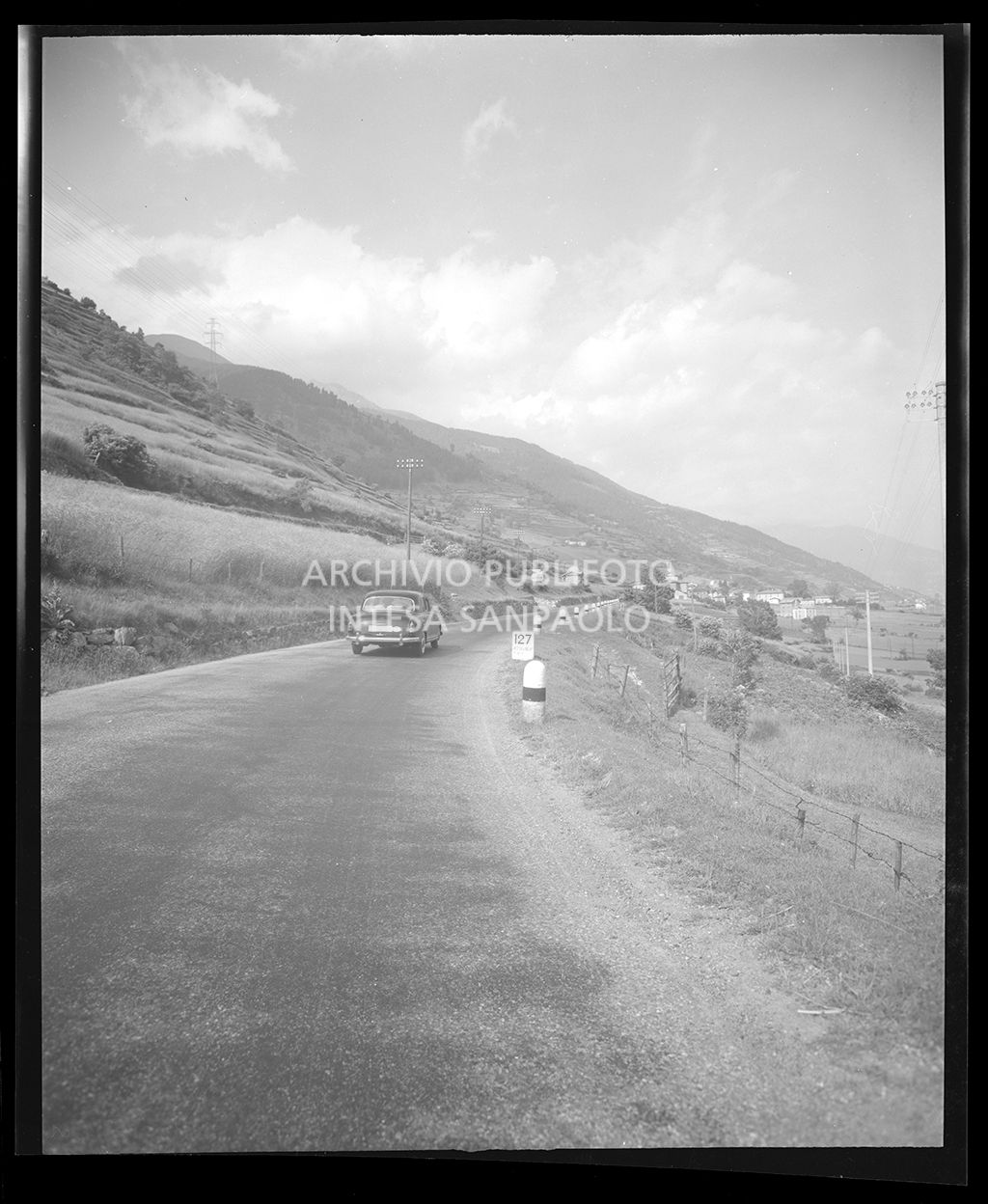Nello scatto si vede una pietra miliare con la scritta: "127"<br>19597