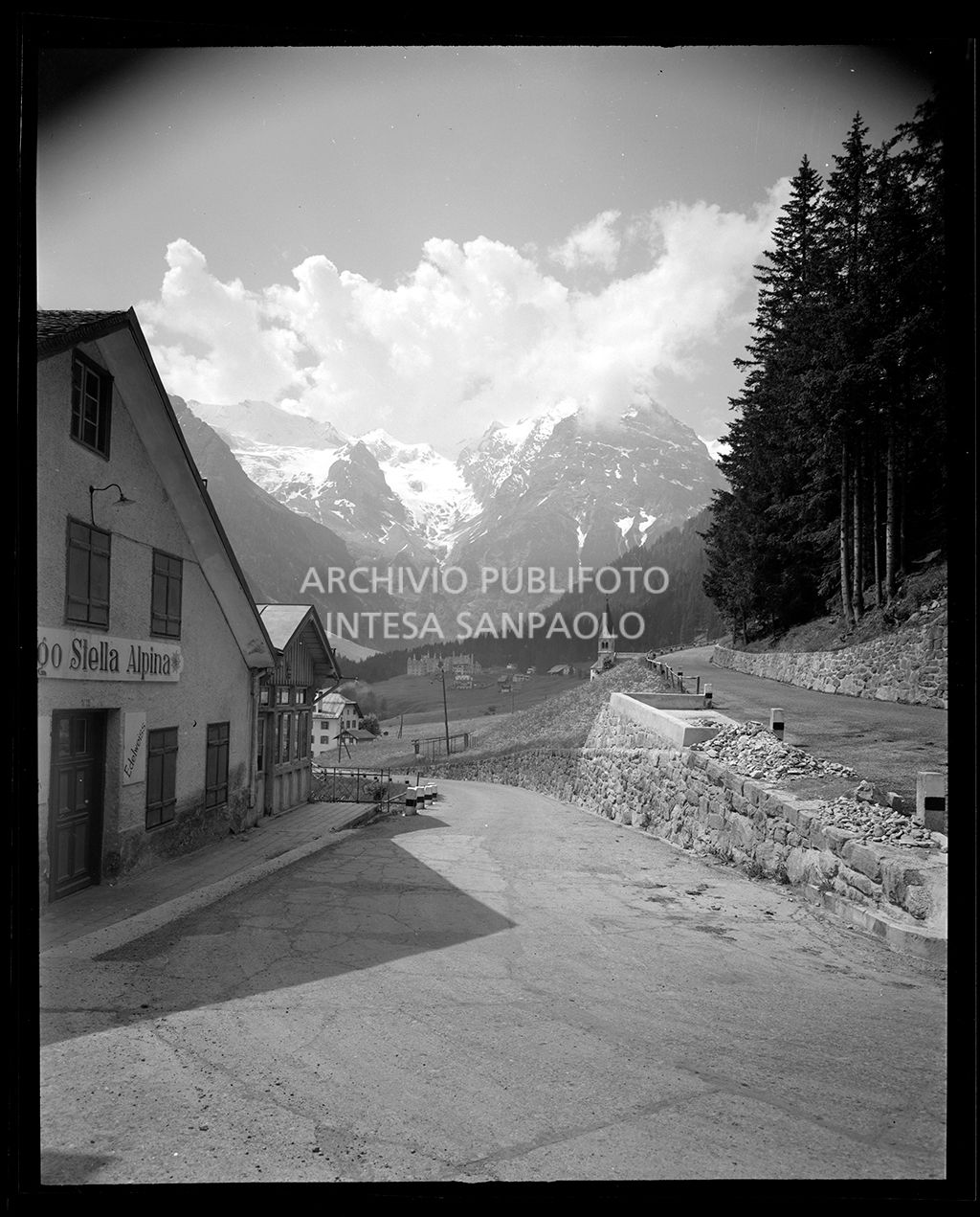 Visibile parte dell'Albergo Stella Alpina, simile allo scatto 19582<br>19607