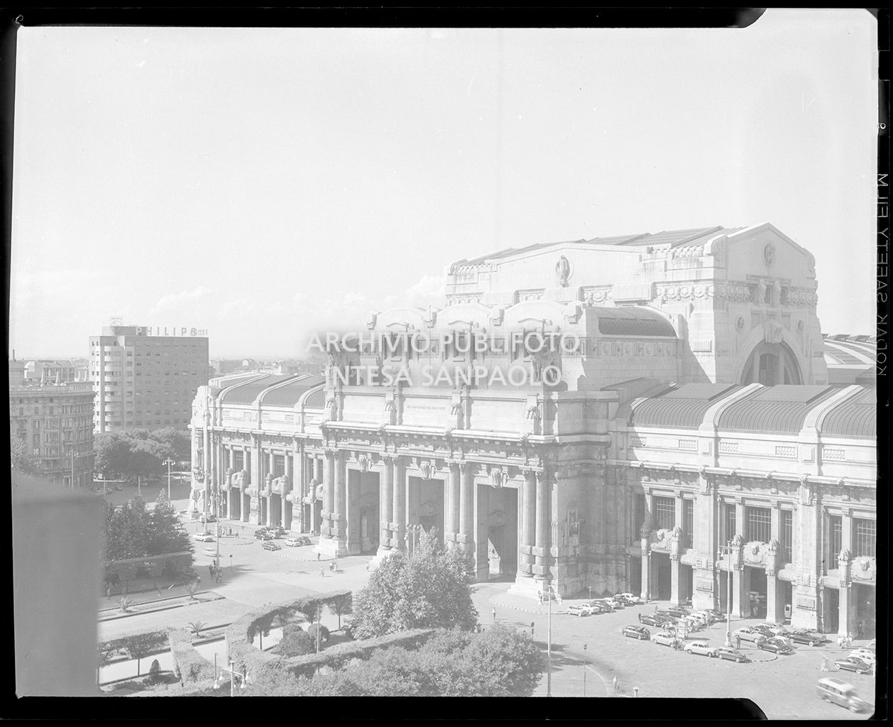 Veduta esterna su piazza Duca d'Aosta<br>19956