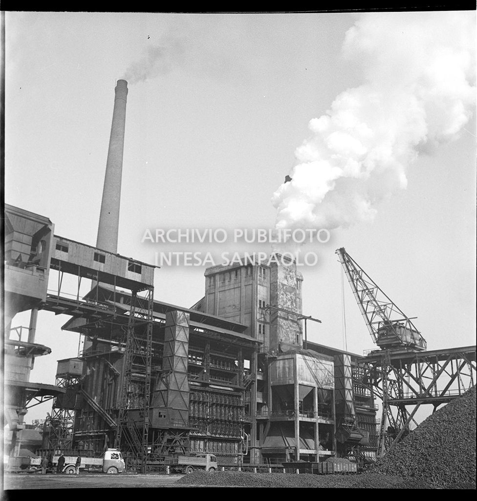 Esterno con ciminiera e fumo<br>3302