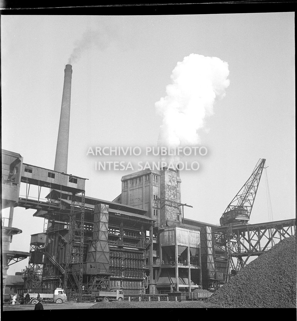 Esterno con ciminiera e fumo<br>3303