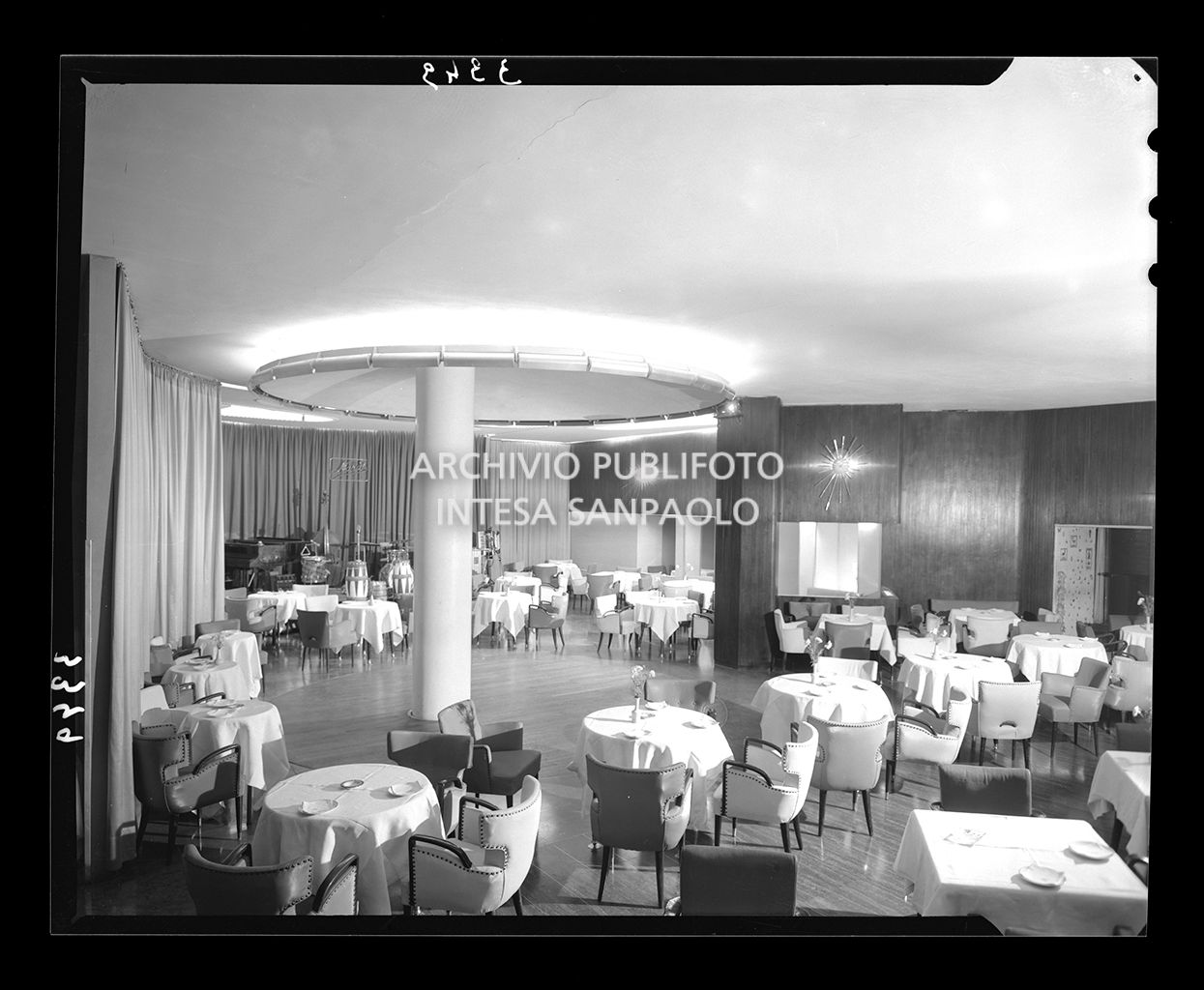 Salone con tavolini<br>3349