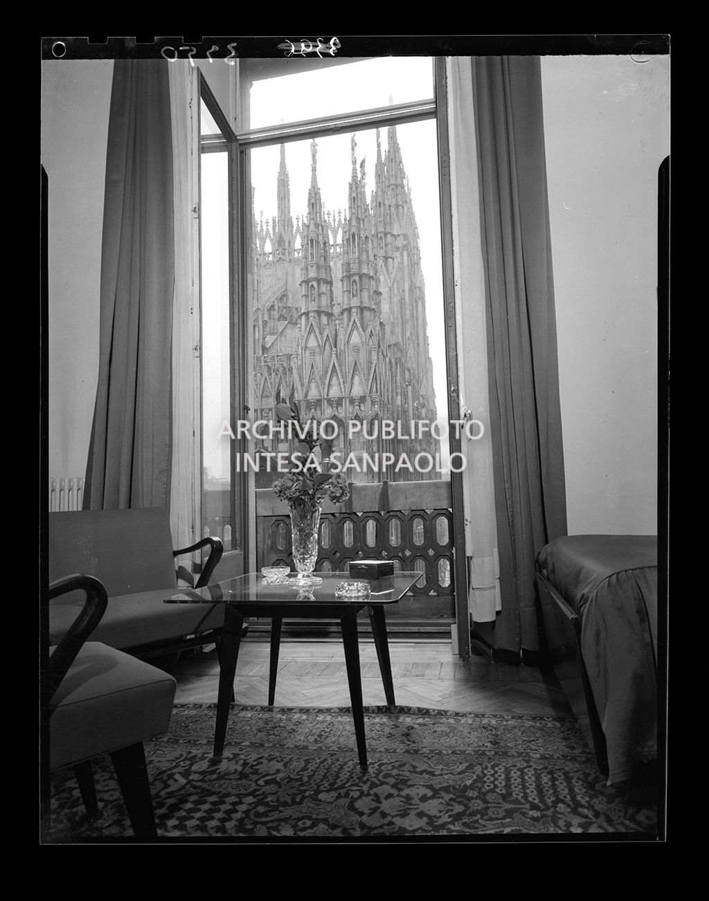 Vista del Duomo di Milano da una camera<br>3350