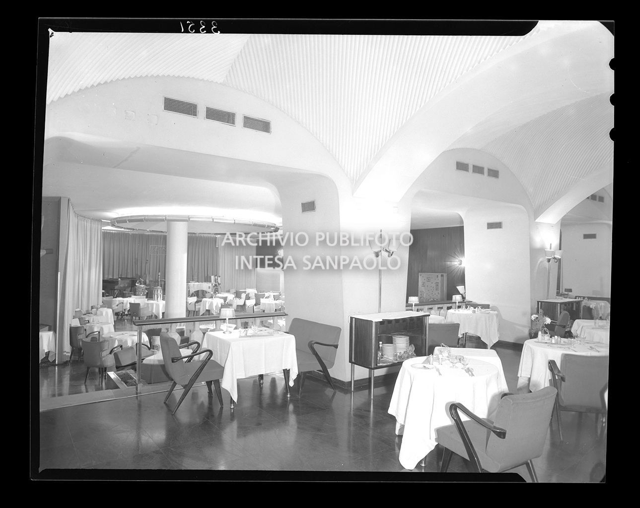 Salone con tavolini<br>3351