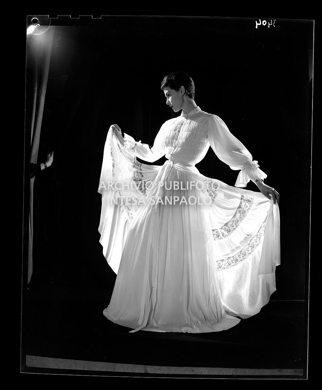 Abito lungo con pizzo<br>3404