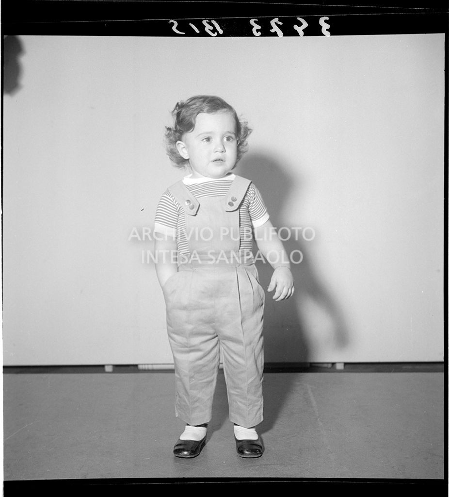 Soggetto a figura intera, vestito con salopette<br>3473 bis