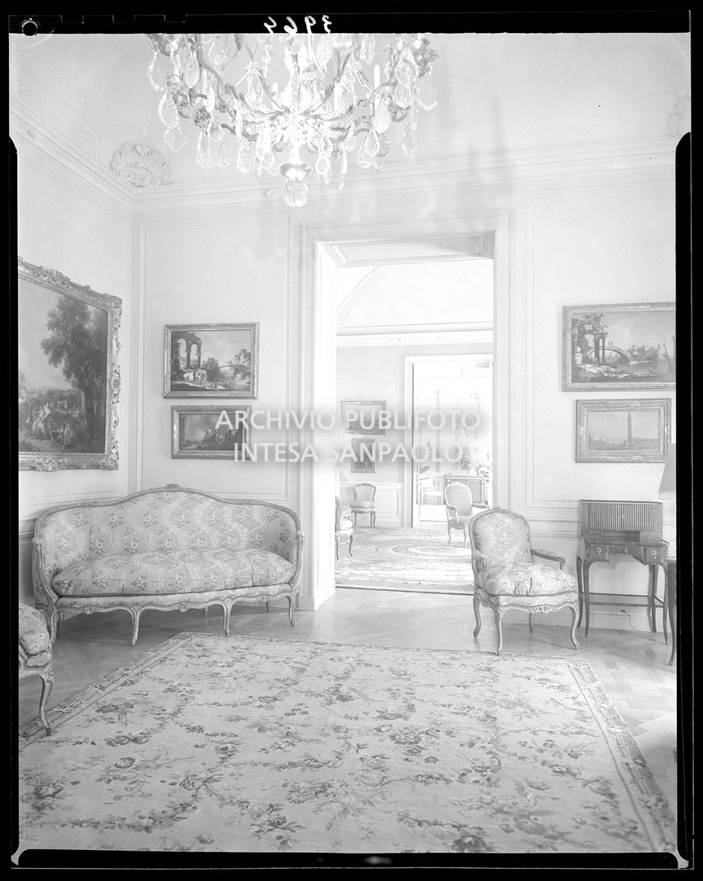 Interno di una casa con divano e sedie d'epoca<br>3964