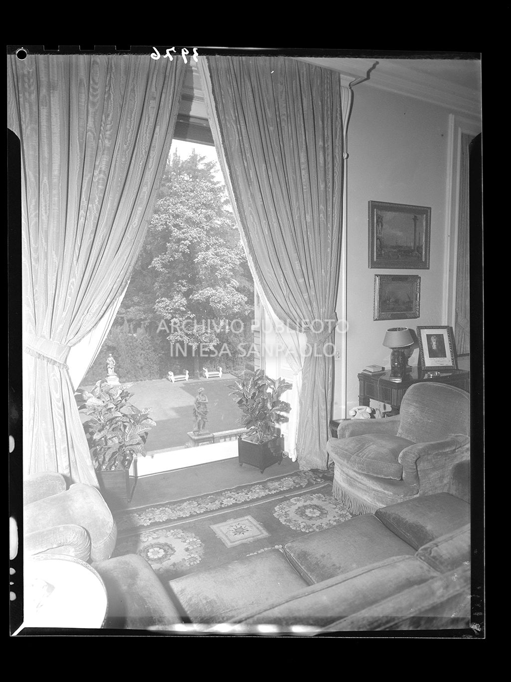 Salotto di una casa d'epoca con vista sul giardino<br>3976