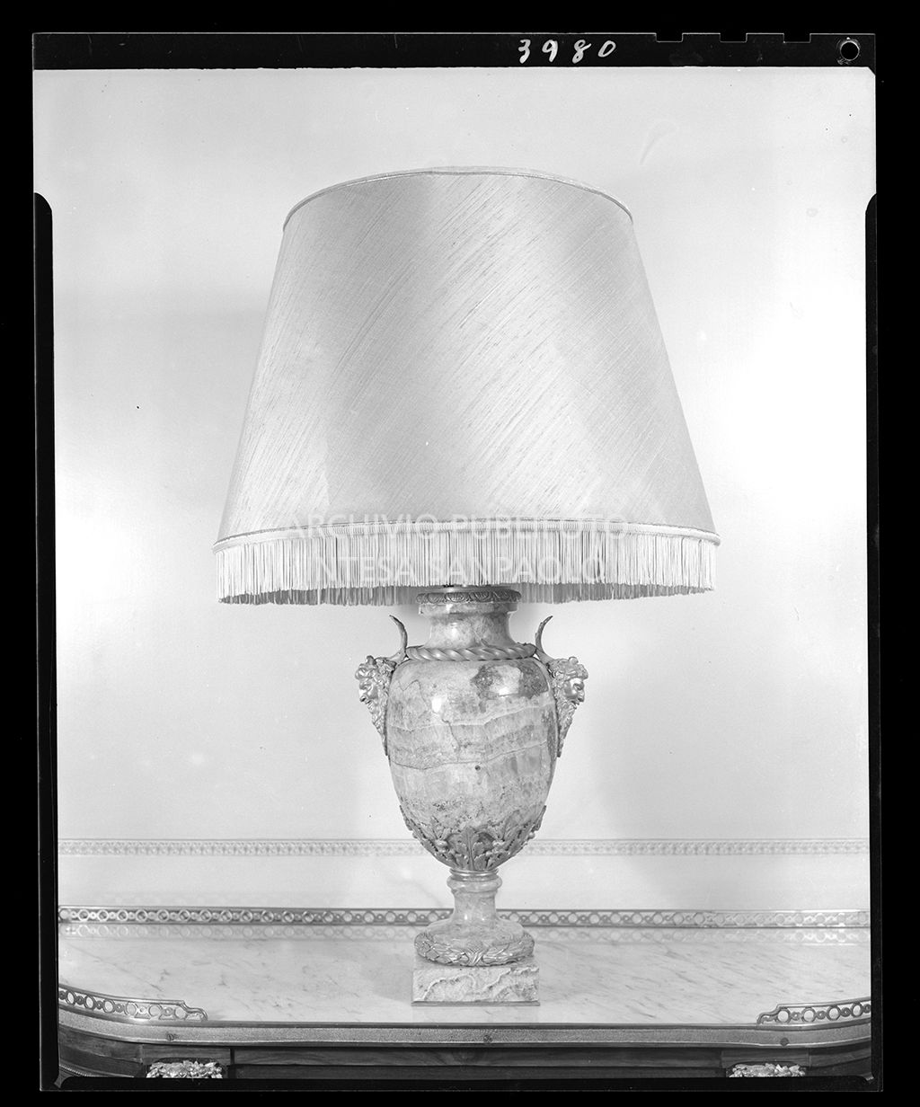 Abat Jour con base a forma di vaso<br>3980