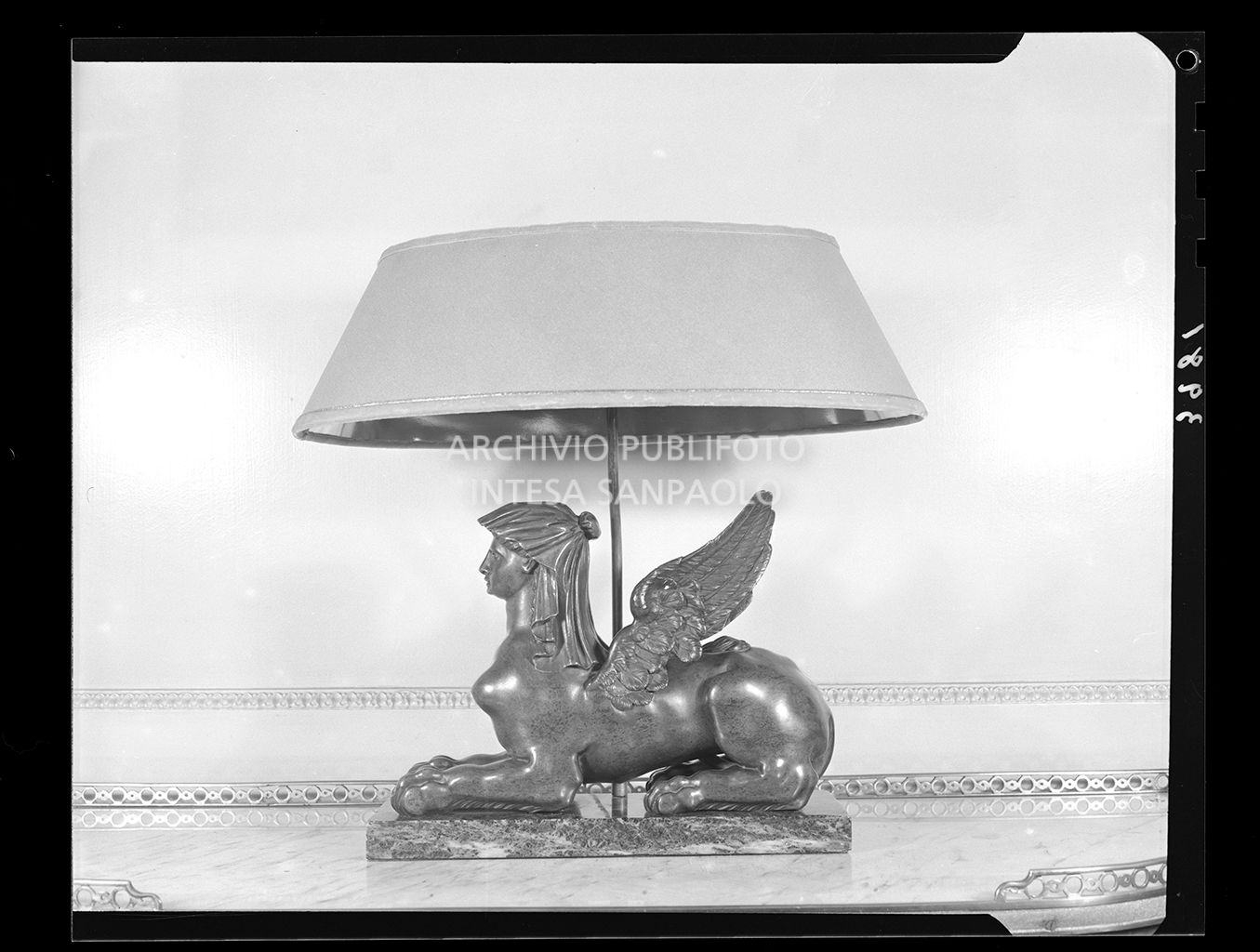 Abat Jour con base a forma di sfinge<br>3981