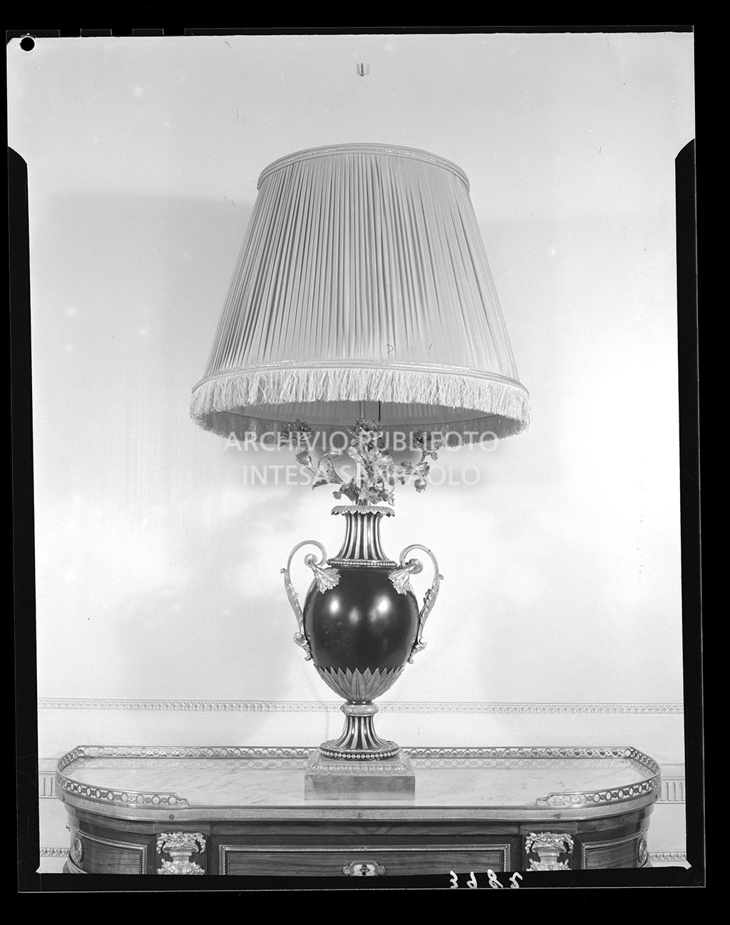 Abat Jour con base a forma di vaso e fiori<br>3982