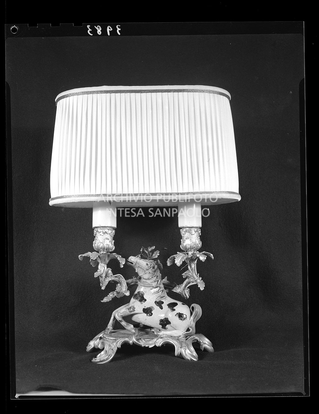 Abat Jour con base a forma di cavallo e decorazione floreale<br>3983