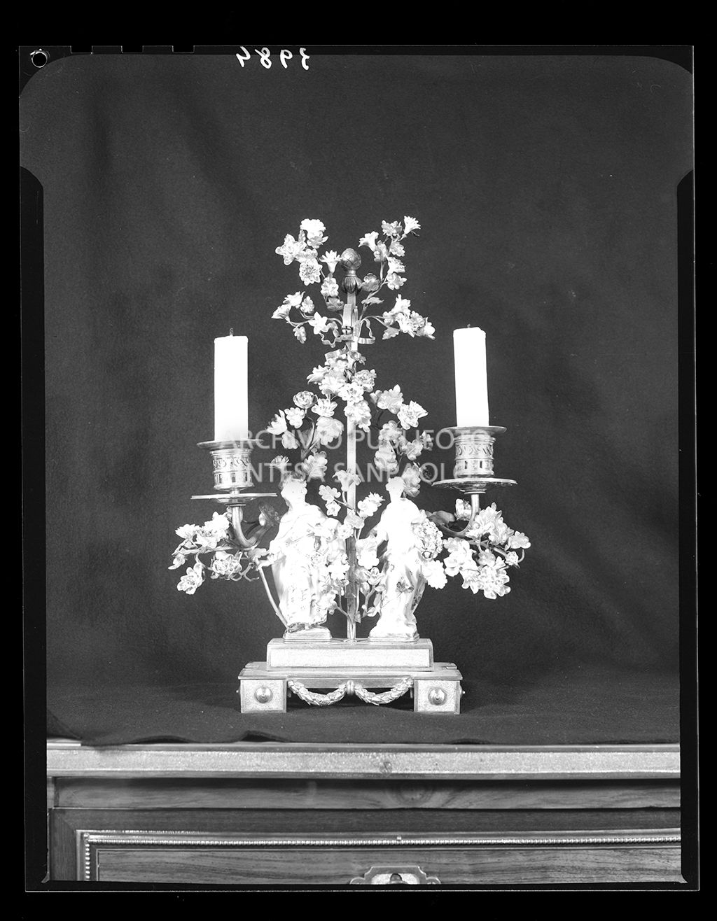Candelabro con decorazione floreale e due statue di donna<br>3984