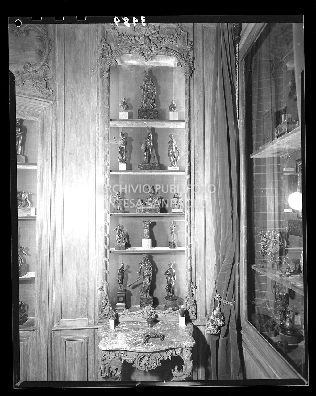 Mensole incassate con statuine<br>3989