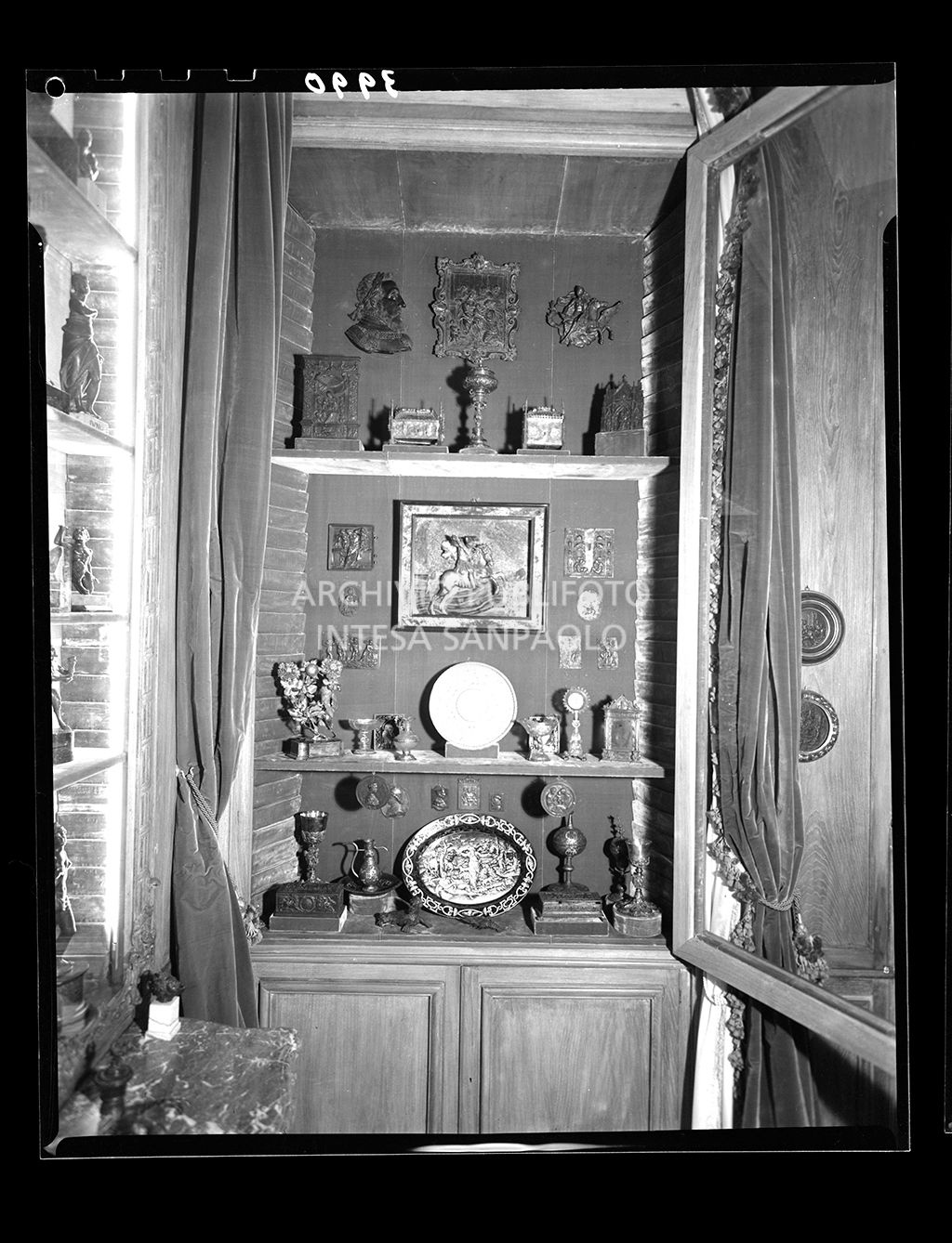 Vetrinetta con soprammobili<br>3990