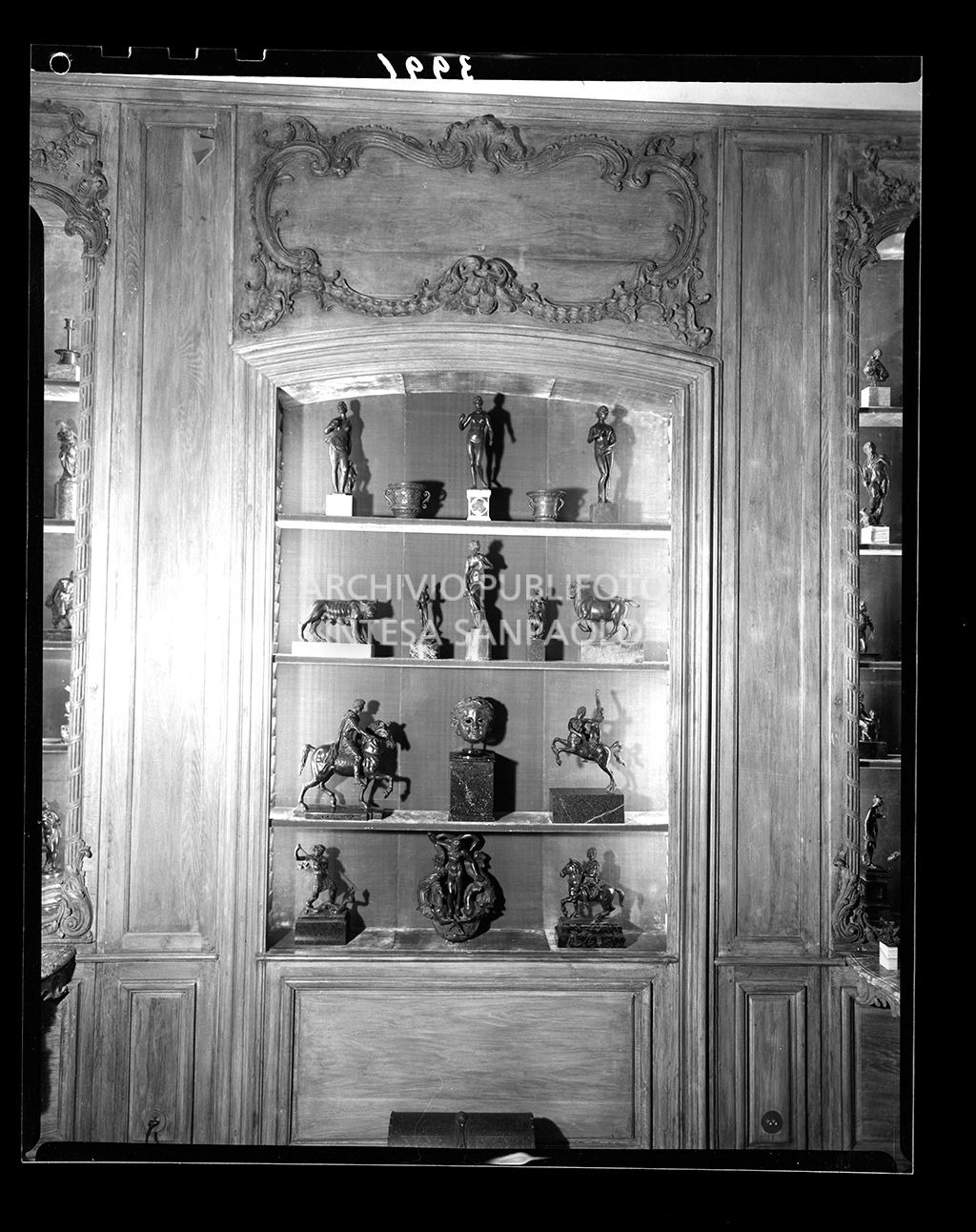 Mensole incassate con statuine<br>3991