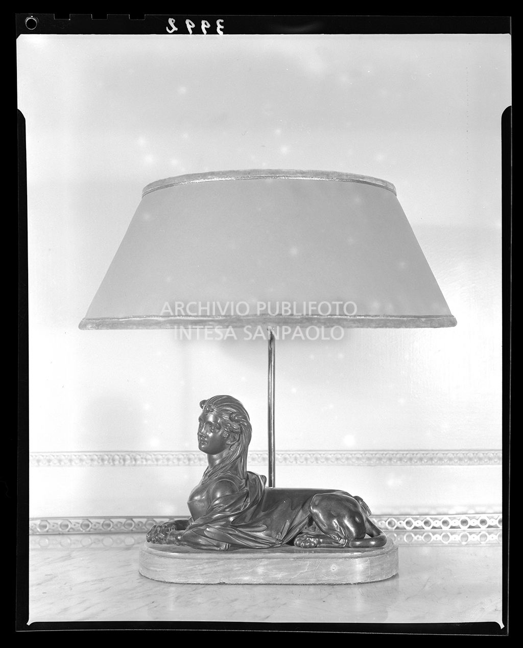 Abat Jour con base a forma di sfinge<br>3992