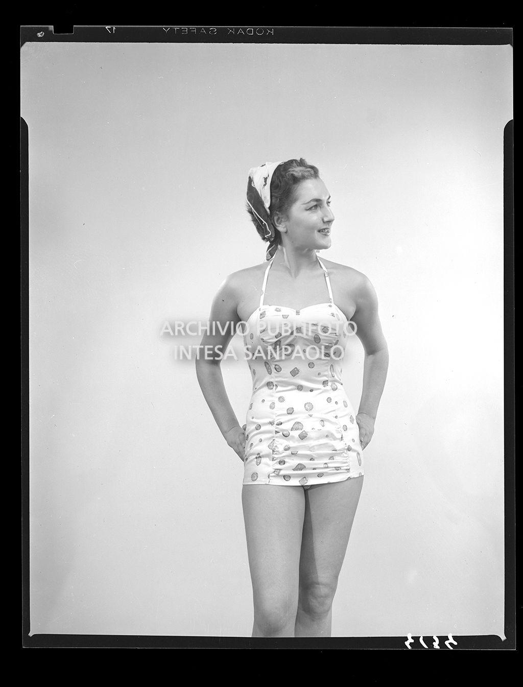 Indossatrice con costume intero<br>4134