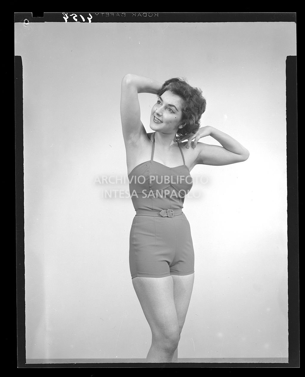 Indossatrice con costume intero a pantaloncini e cintura in vita<br>4154